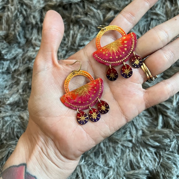 Handmade hand painted gradient sunset colored earrings - Picture 3 of 7